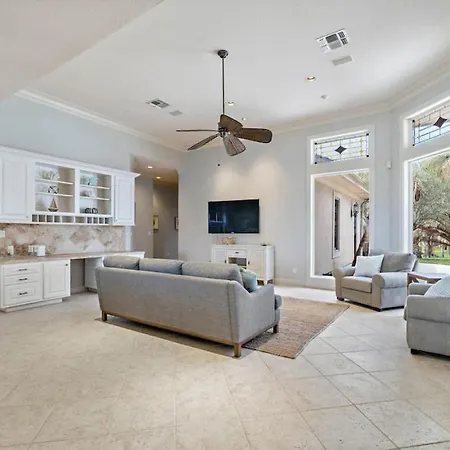 Huge, Luxurious And Secluded Estate With Private Pool, Pond, And Large Yard-3